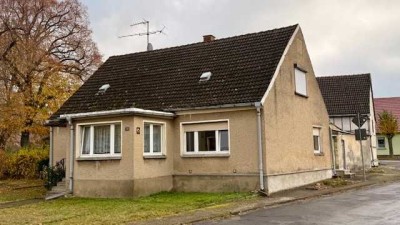 **Inmitten eines Flämingdorfes**   Ehemaliger Bauernhof mit Stall und Scheune