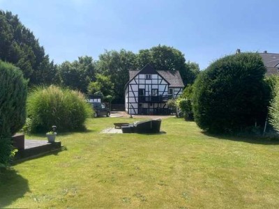Freistehendes 2-Fam.-Haus mit parkähnlichem Garten, Garage, Carport und Kfz.-Stellplätze!