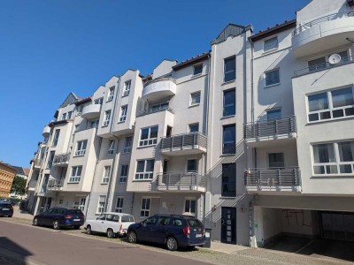 Für Kapitalanleger interessante 2-Raum-EG-Wohnung mit EBK und Stellplatz in Stadtfeld Ost!