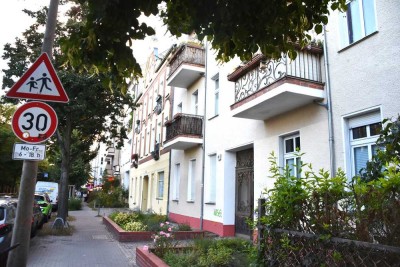 TOP-LAGE, SONNIGE EDLE DG-Wohnung  in Adlershof-Köpenick, 30er-ZONE,  schöner Garten