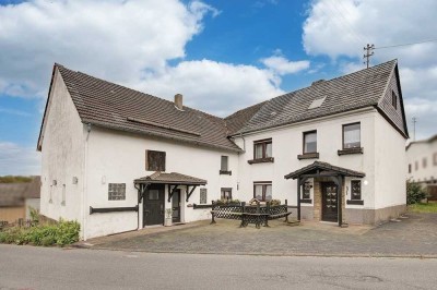 Ehemaliges Bauernhaus mit angrenzenden Stallungen und geräumigem Nebengebäude!