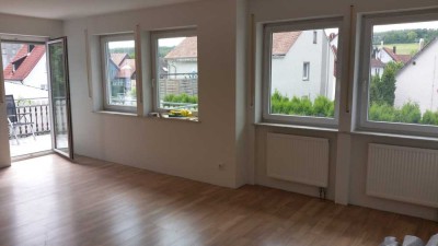 Schöne und vollst. renovierte 3-Zimmer-Hochparterre-Wohnung mit geh. Innenausstattung mit EBK