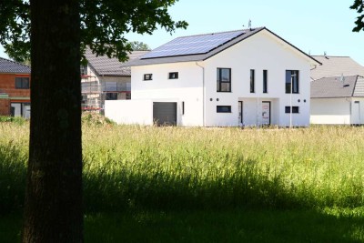 Super moderne DHH mit großer Garage zu vermieten!