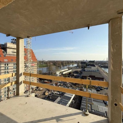 Hell, freundlich chic!  Südbalkon mit Blick auf die Elbe und den Wissenschaftshafen