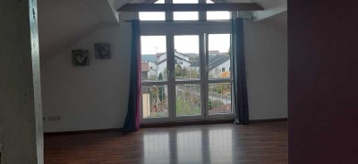 Schöne 4-Zimmer-Maisonette-Wohnung mit Balkon und Einbauküche in Teugn