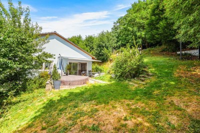 Neuwertig, modern & stilvoll! Energieeffizentes Einfamilienhaus mit traumhaft großem Garten