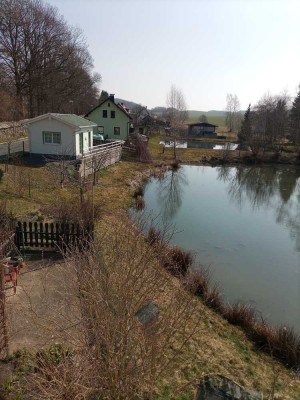 Kleiner neuwertiger Bungalow auf einem großen Teichgrundstück zu verkaufen