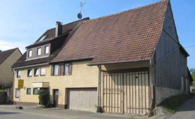 Charmantes Zweifamilienhaus mit Garage, Scheune und Garten