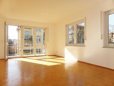 Helle Wohnung mit Balkon und Einbauküche umgeben von einem großen Garten in ruhiger Lage