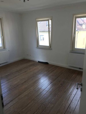 4 Zimmer Wohnung in saniertem Altbau mit wundervoller Dachterrasse!*unmöbliert