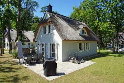 Neuwertiges Reetdachhaus mit Sauna im Fischerdorf Zirchow