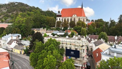 IMPOSANTE ALTBAUWOHNUNG MIT BALKON UND TRAUMBLICK AUF DIE KIRCHE II PRESTIGE UND ELEGANZ II WOHNEN IM DENKMALGESCHÜTZEN MÖDLINGER STADTJUWEL II FUSSGÄNGERZONE