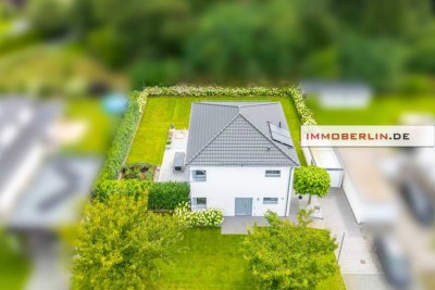 IMMOBERLIN.DE - Sehr attraktives Haus mit Sonnenterrasse, großem Garten & Garage in familiärer Lage