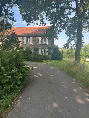 Stilvolle, vollständig renovierte 4-Zimmer-Wohnung mit gehobener Innenausstattung in Krefeld