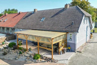 Idyllischer, modernisierter Wohncharme: DHH mit ELW und großem Gartengrundstück in Feldrandlage