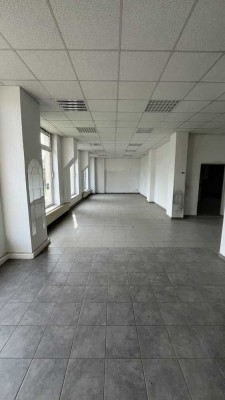 Vielseitige Gewerbeimmobilie mit Wohnanteil und großem Hof auf 2.300 m² Grundstück