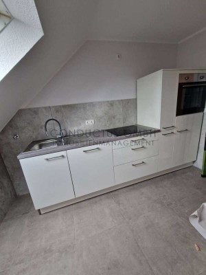 ***Neue Küche und neues Bad - Zentrales Wohnen in schicker Dachgeschoßwohnung***