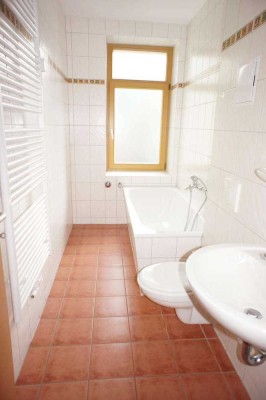 1.OG  in ruhiger Lage - Bad mit Fenster  - Balkon an der Küche
