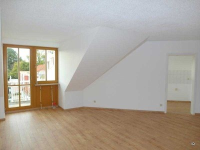 Ab Mitte Nov. 2025: Hübsche und ruhige 3-Zimmer-Dachwohnung mit Balkon, Laminatboden und Badewanne