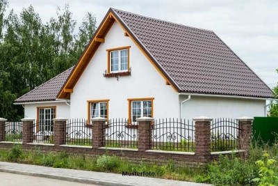 Einfamilienhaus mit Garagen