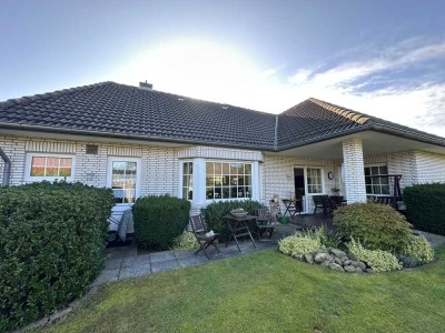 Repräsentativer weißer Bungalow mit gepflegtem Garten