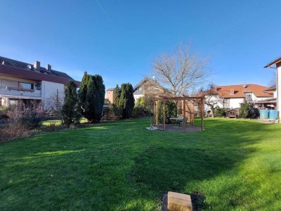 Bürstadt: große 4-Zimmer-Wohnung, Balkon, EBK, optional Garten & Keller & Garage