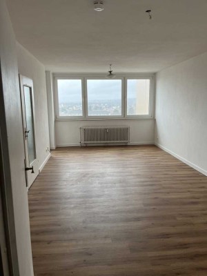 Renovierte  Wohnung mit zwei Zimmern sowie Balkon und Einbauküche in Bischofsheim. Skyline Blick