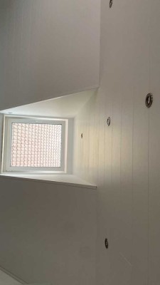 Neubau mit Einbauküche: Schöne 2-Raum-DG-Wohnung mit gehobener Innenausstattung in Sennfeld