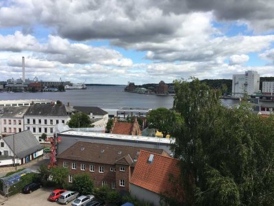 Sonnige 2,5-Zimmer-Wohnung mit Balkon und Einbauküche in Flensburg