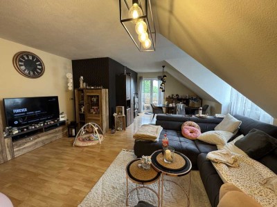 ZU MIETEN AB 01.10: HELLE 4-ZIMMER-WOHNUNG MIT 2 BALKONEN.