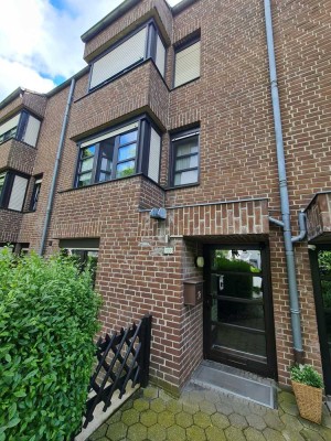 Frisch renoviert, sofort bezugsbereit: 2 Zimmer, Einbauküche, neues Bad, Stellplatz inklusive