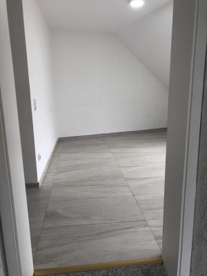 Vollständig renovierte 3-Zimmer-Wohnung mit Balkon und EBK in Frankfurt
