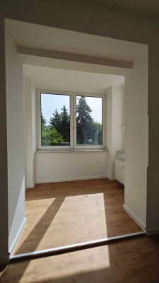 Modernes Wohnen in ruhiger Lage – mit Laminat & frischer Farbe