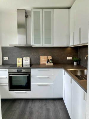 Helle 3-Zimmer-Wohnung, vollständig möbliert,  mit Balkon, EBK, Pkw-Stellplatz...