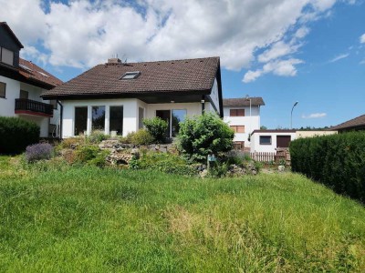 Großzügiges EFH mit sep. ELW und Garage in familienfreundlicher Lage in Altenstadt OT.