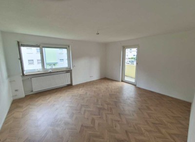 Komplett renovierte 4 Zimmer Wohnung