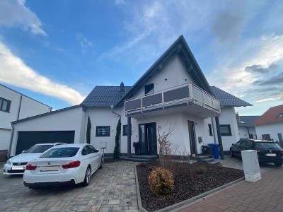 Neuwertiges Zweifamilienhaus mit Garage, Garten und Pool!