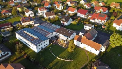 Attraktives, großes Einfamilienhaus - vielseitig nutzbare Gewerbehallen - weiteres  Wohnhaus