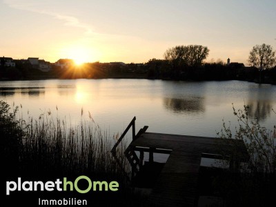 Den Sonnenuntergang betrachten und die Füße im See kühlen