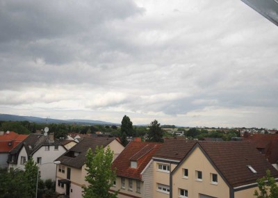 Eschborn: Schöne helle Dachgeschoss - Maisonette-Wohnung mit Blick in den Taunus