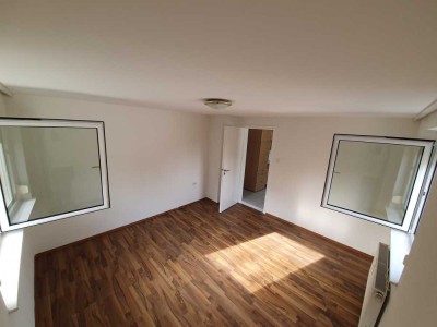 2.5 Zimmer Wohnung mit Tageslichtbad, neuer Einbauküche und großem Garten