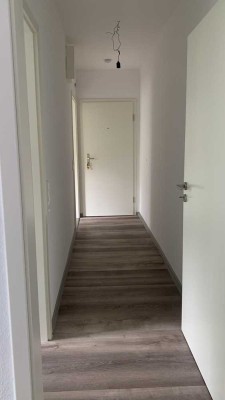Zweitbezug nach Sanierung: Zentral, aber ruhig gelegene, 2-Zimmer-Wohnung, 1. OG mit EBK