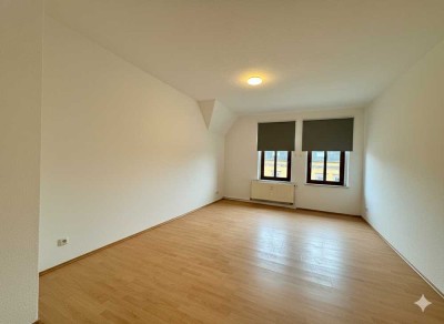 Lichtdurchflutete große 3-Raumwohnung mit Einbauküche und Garten