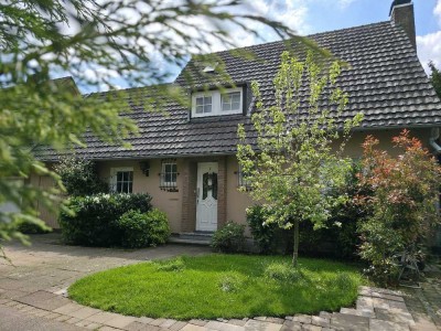 Top gepflegtes freistehendes Einfamilienhaus mit Garten und Garage in Toplage