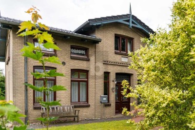 HISTORISCHES WOHNENSEMBLE MIT KUTSCHERHAUS