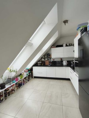 Charmante 2-Zimmer-Dachgeschosswohnung (75 m² / Bodenfläche 93 m²) im ruhigen Hinterhaus