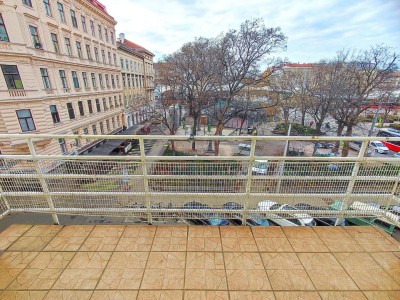 WESTSEITIGE LOGGIA - Sanierungsbedürftiger Altbau im 3.Stock