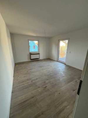 Erstbezug nach Kernsanierung: Lichtdurchflutete 2-Zimmer-Wohnung mit großem Balkon & Stellplatz in D
