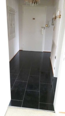 Helle teilmöblierte 2-Zimmer-Wohnung mit Balkon im 3. OG in Frankfurt-Niederursel