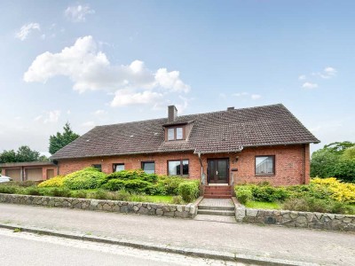 Einfamilienhaus mit vermieteter Einliegerwohnung, großem Grundstück und Ausbaupotenzial